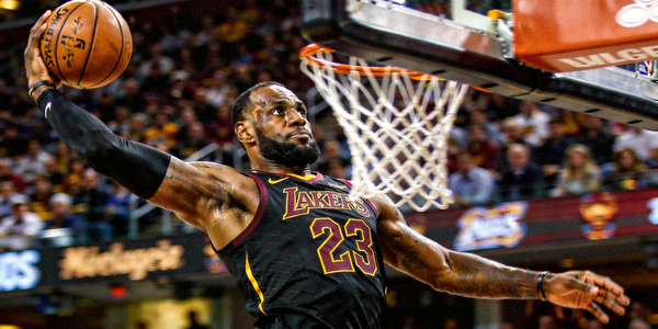 勒布朗·詹姆斯在比赛中突破上篮的特写镜头