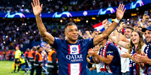 姆巴佩身穿巴黎圣日耳曼球衣向观众致意